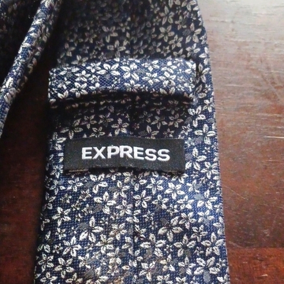EXPRESS Skinny Tie - Picture 2 of 4